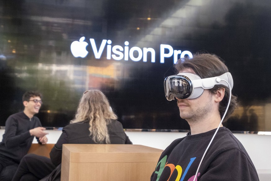 February 2, 2024, Los Angeles, California, United States: A customer tries the Vision Pro at Apple The Grove in Los Angeles, California, Friday, February 2, 2024. The Vision Pro, the tech giant s $3,4 ...