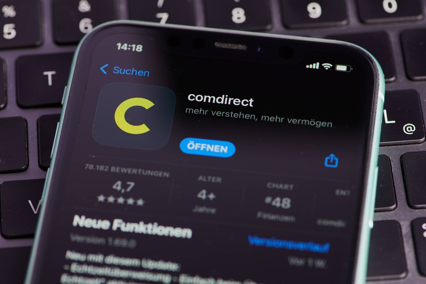 Mainz, Deutschland - 25. September 2022: Icon der Comdirect Banking App im App Store auf dem iPhone-Bildschirm *** Mainz, Germany 25 September 2022 Icon the Comdirect Banking App at App Store at the i ...