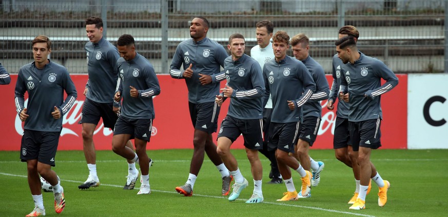 Bin ich wirklich gerade hier? Gosens (5.v.l.) trainiert mit den DFB-Stars und guckt ein wenig ungläubig, als wartete er immer noch auf jemanden, der ihn endlich mal kneift.