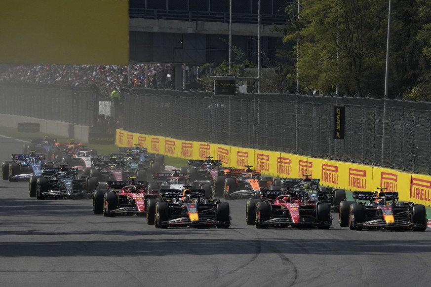 29.10.2023, Mexiko, Mexiko-Stadt: Motorsport: Formel-1-Weltmeisterschaft, Grand Prix von Mexiko: die Fahrer in Aktion beim Start des Rennens. Foto: Fernando Llano/AP +++ dpa-Bildfunk +++