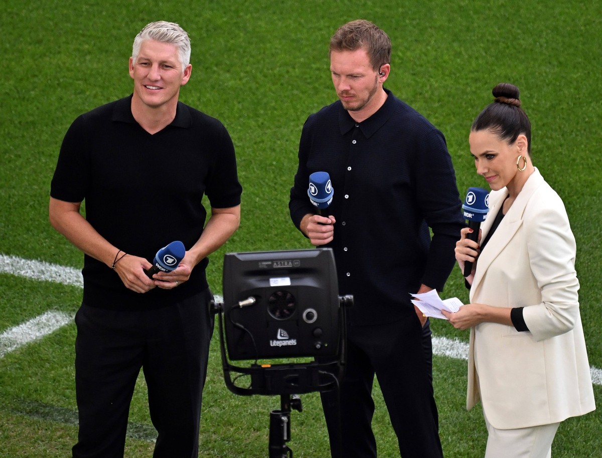 05.07.2024, xjhx, Fussball EM 2024 1/4 Finale, Deutschland - Spanien emspor, v.l. Kommentator Bastian Schweinsteiger, Trainer Julian Nagelsmann Deutsche Fussball Nationalmannschaft DFB, Moderatorin Es ...