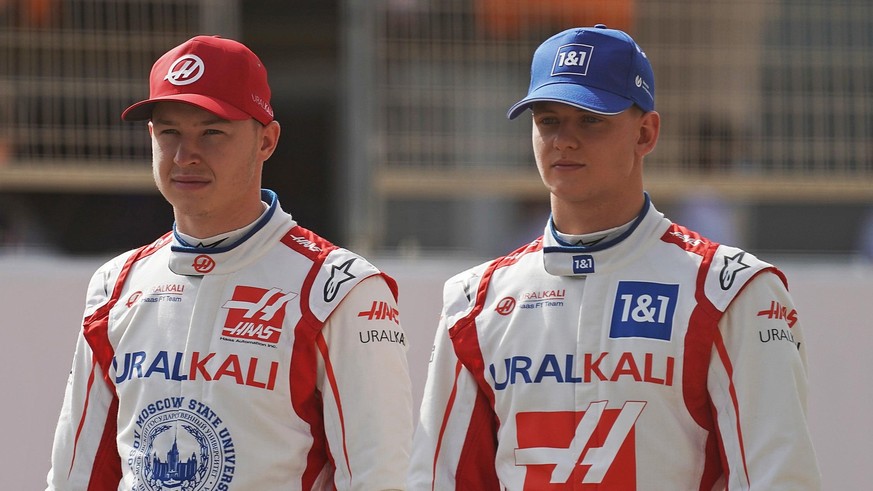 Formel 1: Auftakt der Testfahrten, International Circuit von Sakhir. Mick Schumacher vom Haas F1 Team (r) und sein russsischer Teamkollege Nikita Mazepin stehen für Werbeaufnahmen für die Formel 1 ber ...