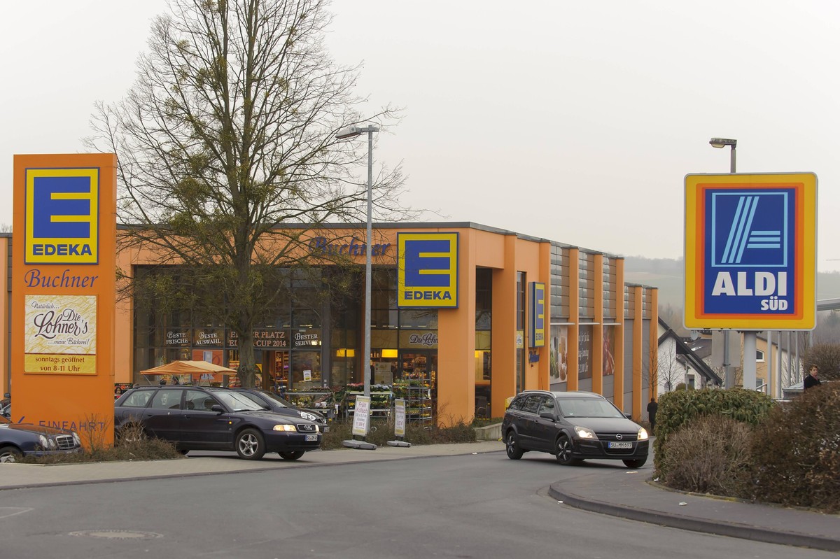 ALDI Sued , EDEKA Logos der Lebensmittelhaendlers Bonn, Deutschland am 18.03.2016