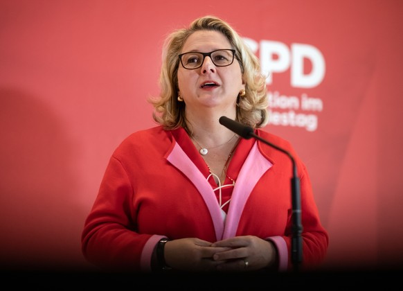 14.12.2020, Berlin: Svenja Schulze (SPD), Bundesumweltministerin, �u�ert sich im Deutschen Bundestag anl�sslich der Einigung �ber das Erneuerbare Energien Gesetz (EEG). Foto: Bernd von Jutrczenka/dpa  ...