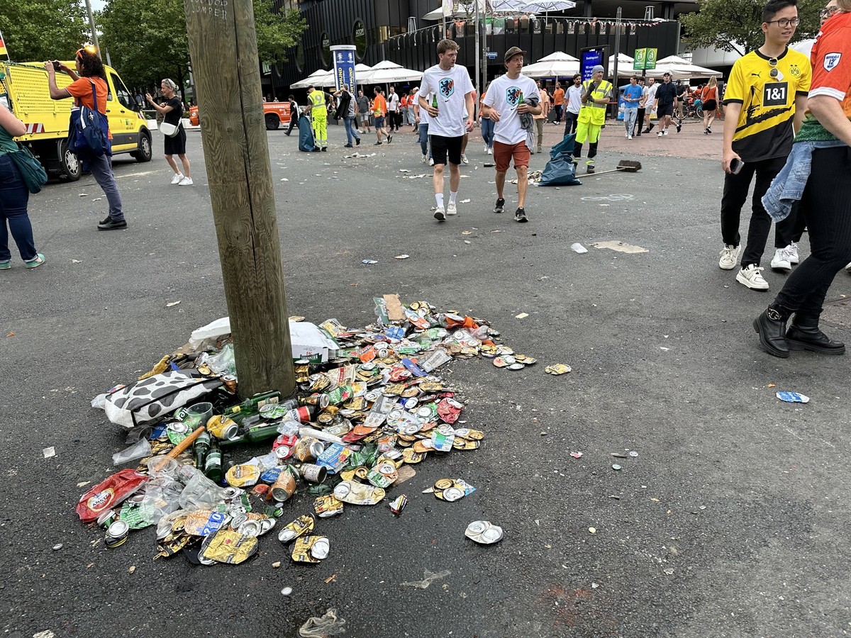 Jede Menge leere Bierdosen und Flaschen lagen in der Dortmunder Innenstadt.