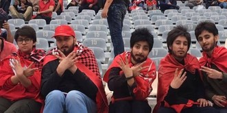 Iranische Frauen verkleiden sich als Männer, um ein Fußballspiel zu besuchen