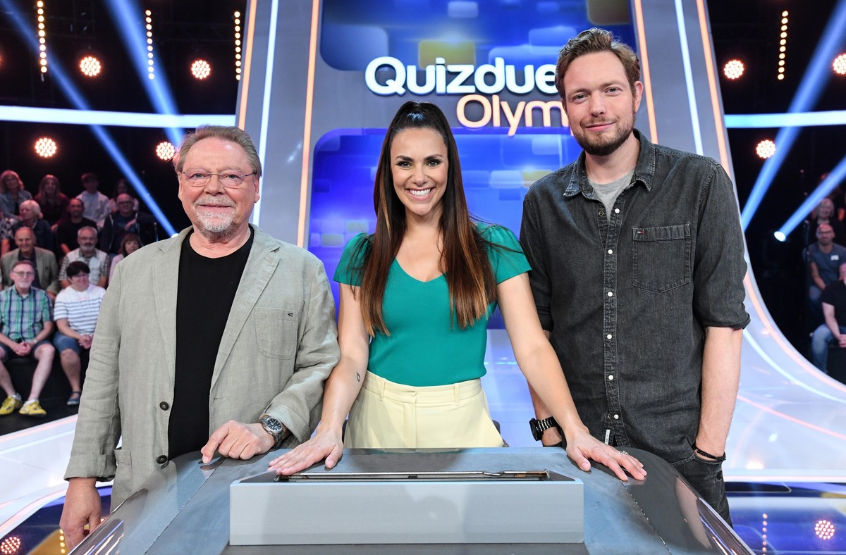ARD QUIZDUELL-OLYMP, FOLGE 447, "mit Esther Sedlaczek", am Freitag (20.10.23) um 18:45 Uhr im ERSTEN.
Moderatorin Esther Sedlaczek (M.) mit den Kandidaten des Teams "Fröhlich": Jür ...
