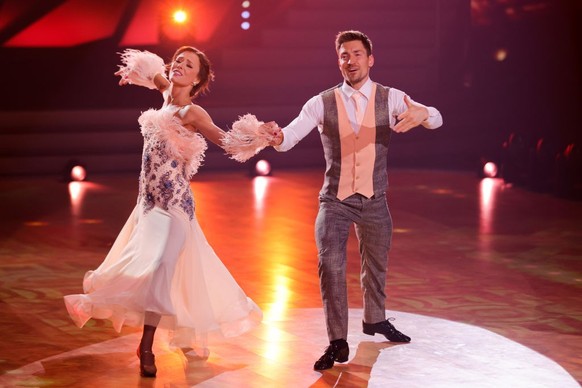 COLONIA, ALEMANIA - 19 DE MAYO: Philip Bowie y Patricia Ionel se ven en el escenario durante la final de la 16ª temporada del programa de competencia televisiva "  Deja que & # 039;  s Danza "  En MMC Studios en mayo...