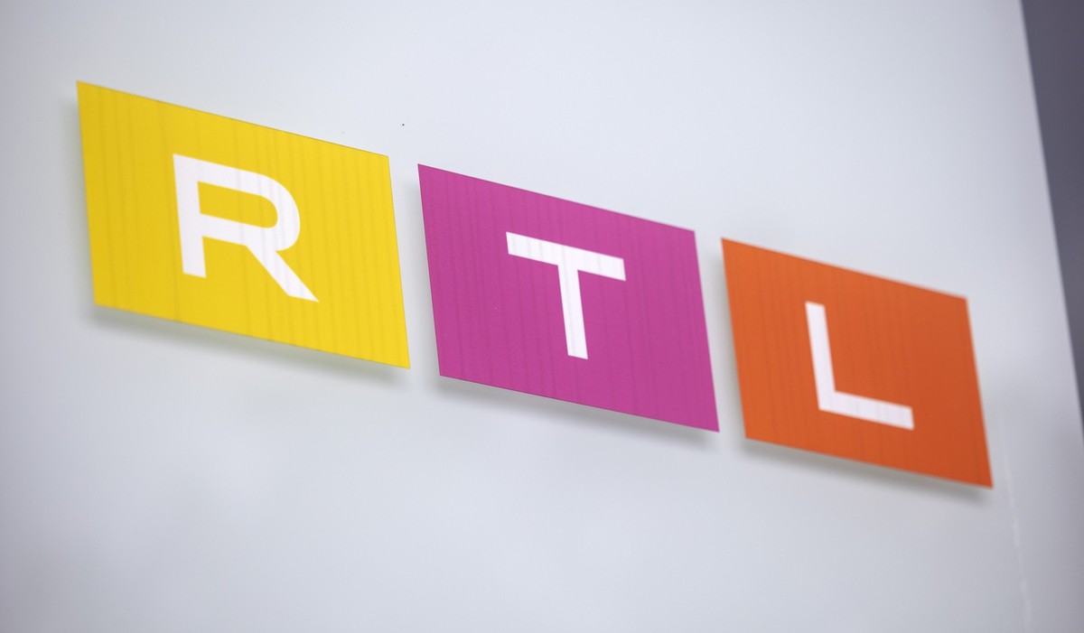 ARCHIV - 08.08.2023, Nordrhein-Westfalen, Köln: Das Logo des Fernsehsenders RTL ist auf einem Hinweisschild vor dem Gebäude des Sendezentrums in Köln zu sehen. (zu dpa: «Medienkonzern RTL nimmt sich n ...