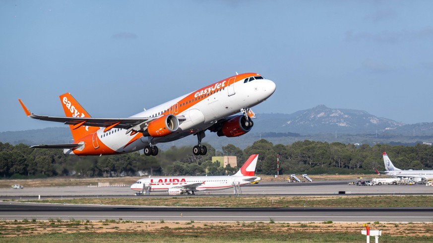 20230609 Mallorca June 2023 PALMA, SPAIN - JUNE 9 2023 : easyJet Europe, Airbus A320-200, E-INH at - Mallorca June 2023 on June 9, 2023 in Palma, Santa Ponsa. Palma Baleares Spain *** 20230609 Mallorc ...