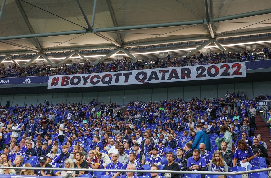 30.10.2022, Fussball, Saison 2022/2023, 1. Bundesliga, 12. Spieltag, FC Schalke 04 - SC Freiburg, Fans des FC Schalke 04 rufen zum Boykott der Weltmeisterschaft in Katar auf. Foto: Tim Rehbein/RHR-FOT ...