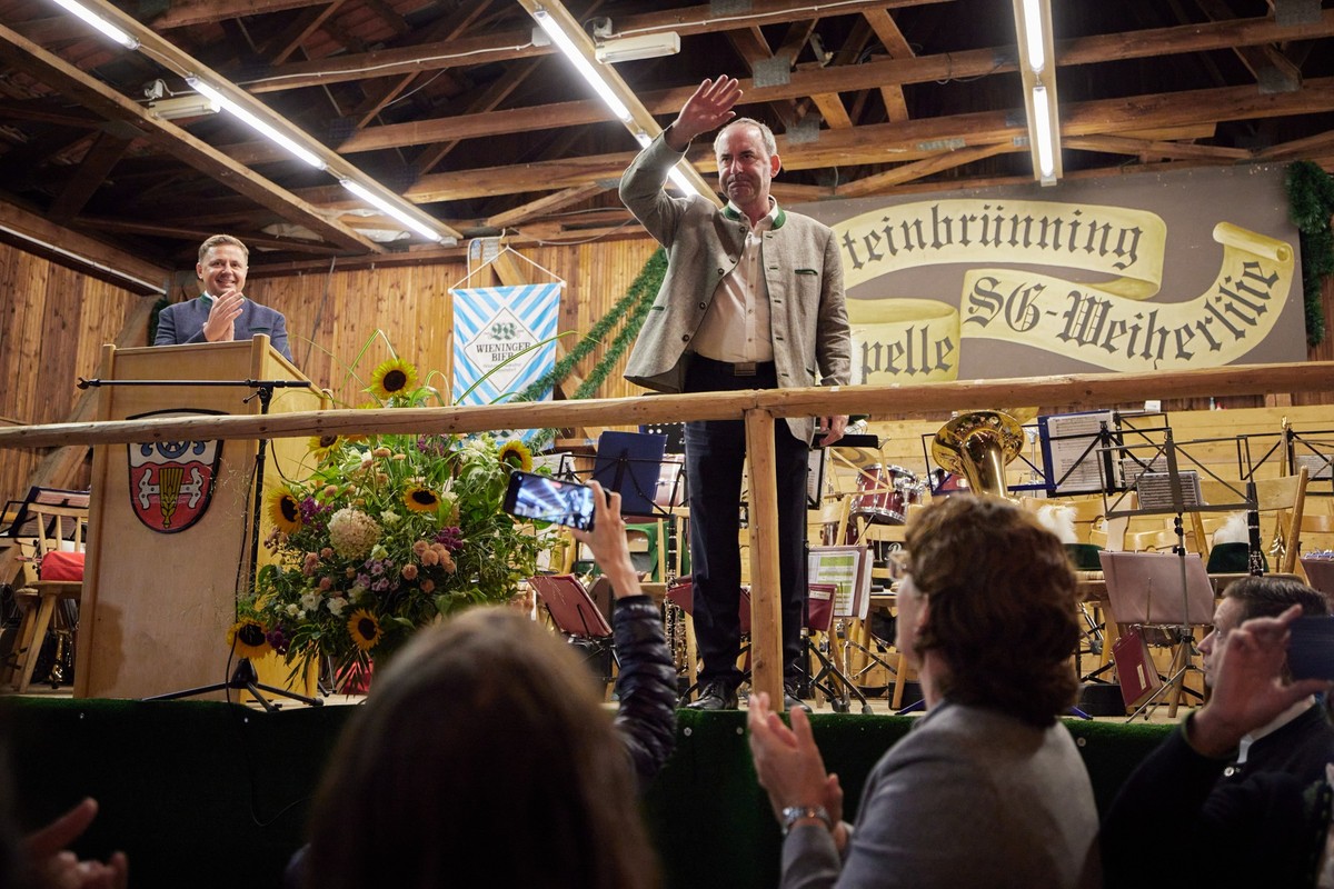 dpatopbilder - 29.08.2023, Bayern, Steinbrünning: Hubert Aiwanger (Freie Wähler, M), Wirtschaftsminister von Bayern, verabschiedet sich nach seiner Rede am Politischen Abend auf dem Herbstfest Steinbr ...