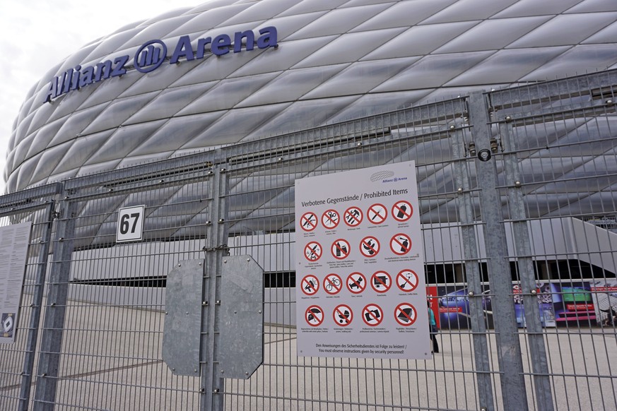 Verbotenes in der Allianz-Arena, dem zweitgrößten Fußballstadion Deutschlands: Stimmung darf man theoretisch mitnehmen, macht aber kaum jemand.