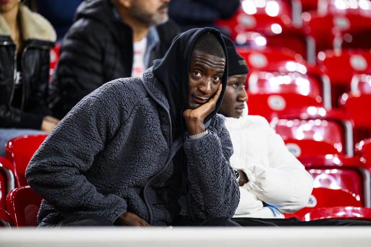 31.10.2023, Baden-Württemberg, Stuttgart: Fußball: DFB-Pokal, VfB Stuttgart - 1. FC Union Berlin, 2. Runde, MHPArena. Der verletzte Serhou Guirassy aus Stuttgart sitzt auf der Tribüne. Foto: Tom Welle ...