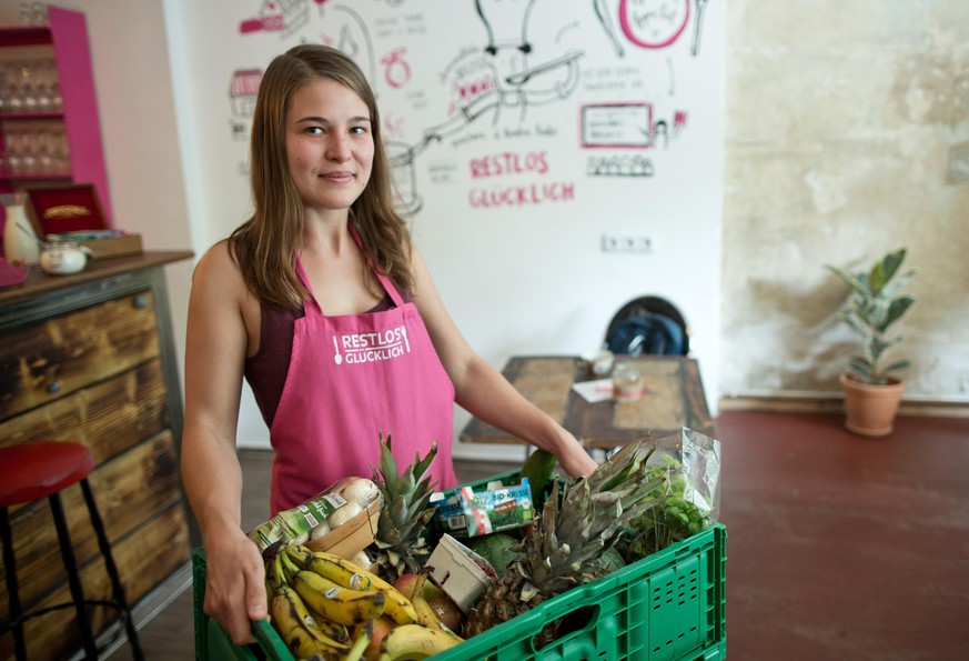 Mitgründerin Lena Becker bringt überschüssige Lebensmittel ins Lebensmittelretter-Restaurant &quot;Restlos glücklich&quot; am 11.07.2016 in Berlin. Der Berliner Verein &quot;Restlos glücklich e.V.&quo ...