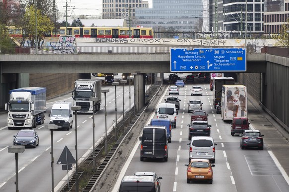 13.04.2023, Berlin: Autos und LKW fahren auf der Stadtautobahn A100. Wegen Baustellen kommt es immer wieder zu Staus auf der vielbefahrenen innerst�dtischen Autobahn. Foto: Christophe Gateau/dpa +++ d ...