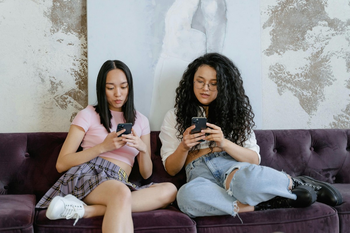 smartphone teenager gen z alpha