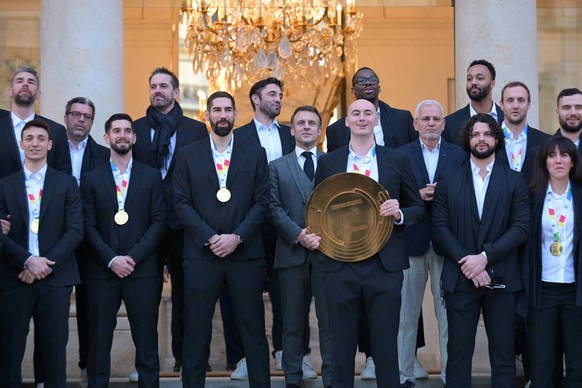 France s handball team received at the Elysee Palace - Paris Nikola Karabatic and French President Emmanuel Macron pictured with France s handball team at the Elysee Palace, in Paris, France, on Janua ...