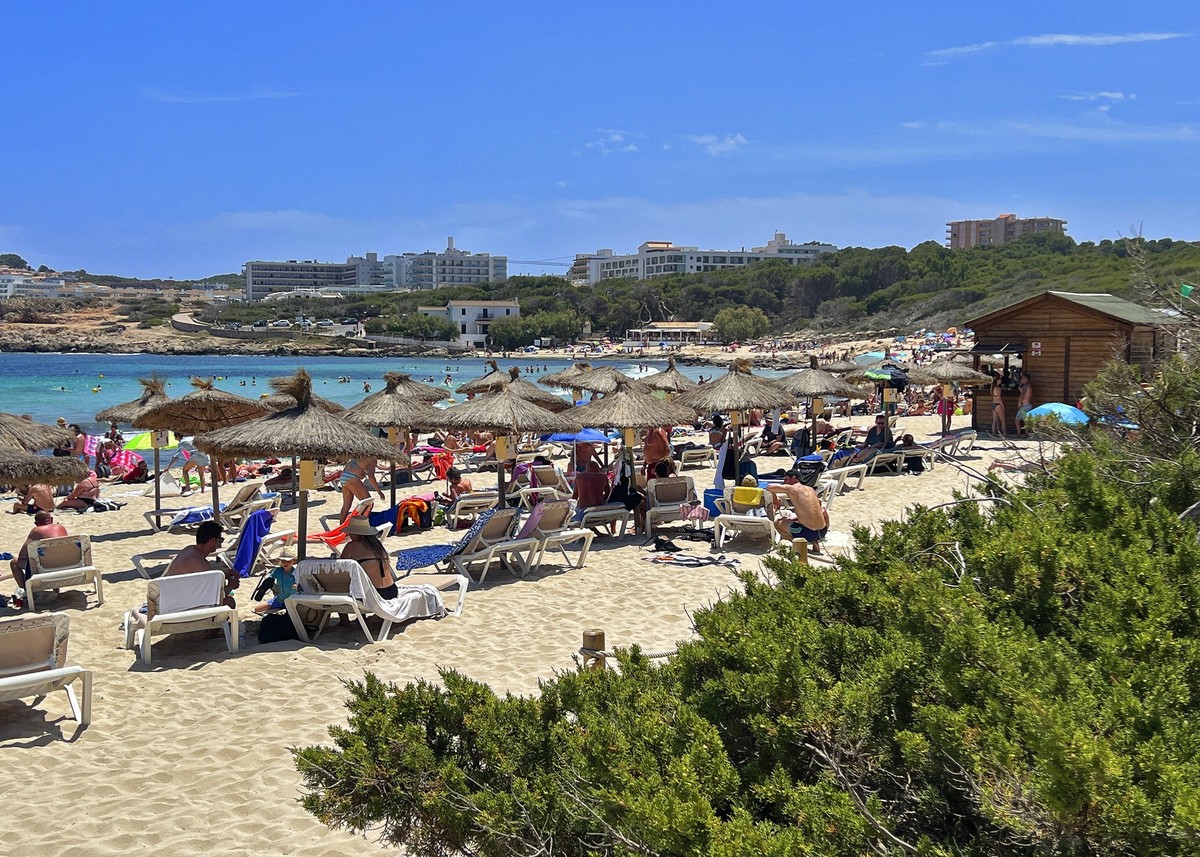 10.06.2024, Beliebtes Reiseziel der Deutschen, die Balearen-Insel Mallorca Spanien. Urlauber am Sonnigen Strand Cala Agulla bei Cala Ratjada, 10.06.2024, Urlaubsreisen Mallorca 10.06.2024, Urlaubsreis ...
