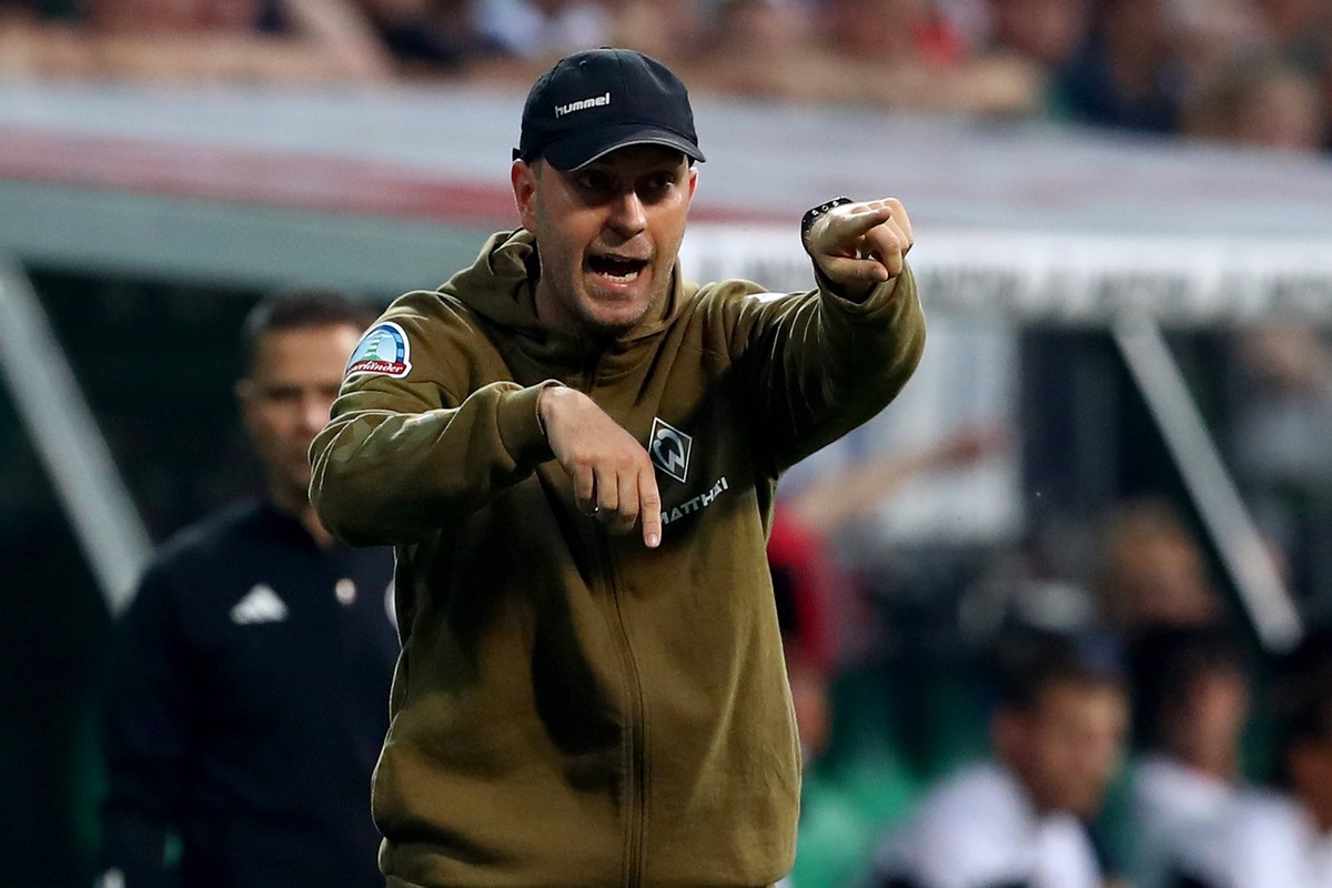 18.08.2023, xtgx, Fussball 1.Bundesliga, SV Werder Bremen - FC Bayern M�nchen emspor, v.l. Trainer Ole Werner SV Werder Bremen gestikuliert gibt Anweisungen mit den Armen gestikulieren gives instructi ...