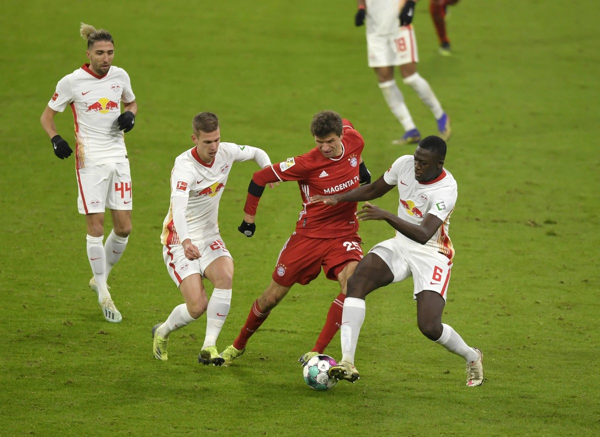 05.12.2020, Fussball 1. Bundesliga: FC Bayern - RB Leipzig 05.12.2020, Fussball 1. Bundesliga 2020/2021, 10. Spieltag, FC Bayern München - RB Leipzig, in der Allianz-Arena München. v.li: Kevin Kampl R ...