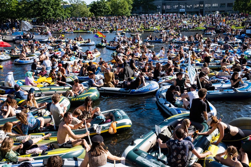 Ravekultur Retten! Wasserdemo - Rebellion der Träumer, vor dem Urbankrankenhaus in Berlin Kreuzberg, auf dem Landwehrkanal, Katerblau hat mit anderen dazu aufgerufen. 31. Mai 2020 Berlin, Germany | Ve ...