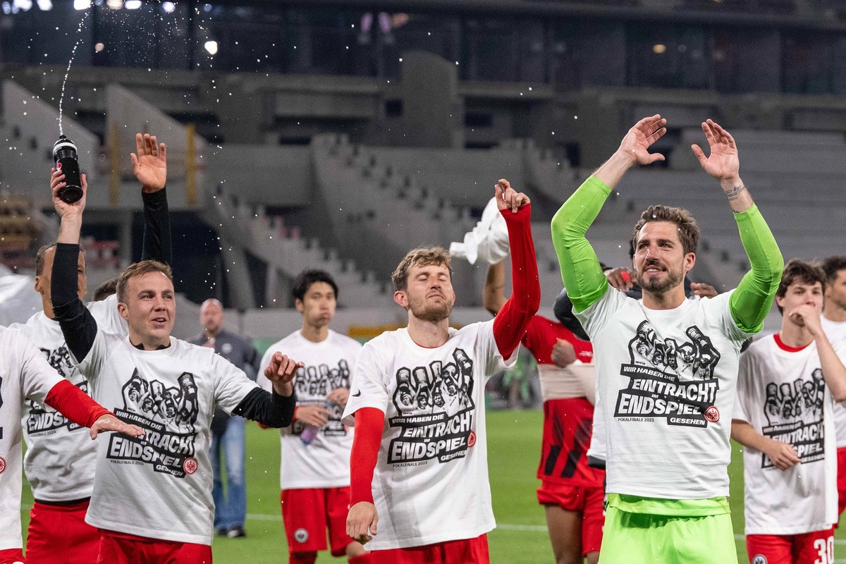 Jubel und Freude bei Mario Götze, Christopher Lenz und Torwart Kevin Trapp Eintracht Frankfurt. Deutschland, Stuttgart, 03.05.2023, Fussball, DFB-Pokal: VfB Stuttgart vs Eintracht Frankfurt, Saison 20 ...