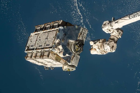 HANDOUT - 07.03.2024, ---: Eine externe Palette mit ausgedienten Nickel-Wasserstoff-Batterien wurde vom Canadarm2-Roboterarm (der Internationalen Raumstation ISS) freigegeben. Tr