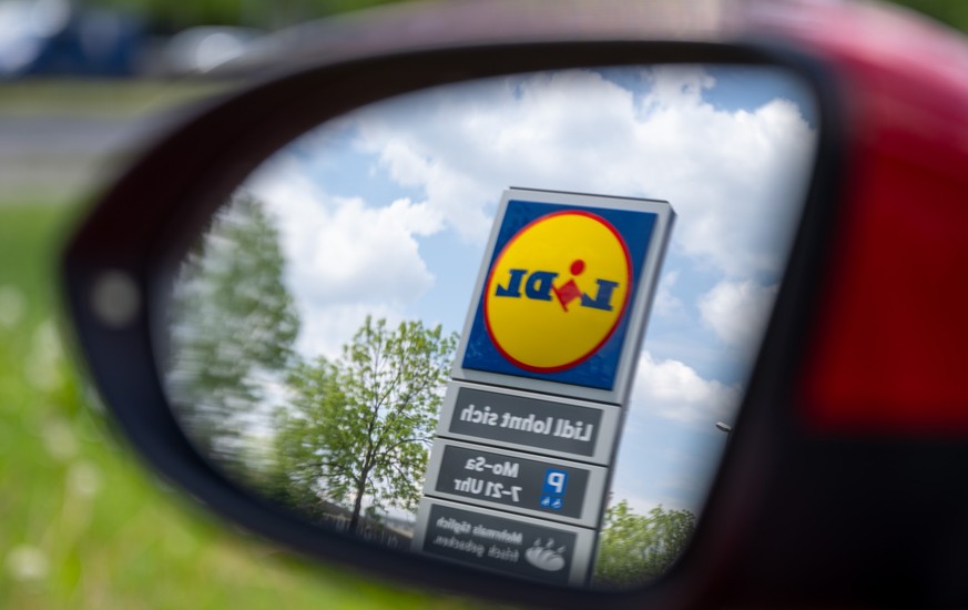 ILLUSTRATION - 15.05.2023, Sachsen, Leipzig: Eine Stele mit dem Logo des Discounters Lidl ist im R