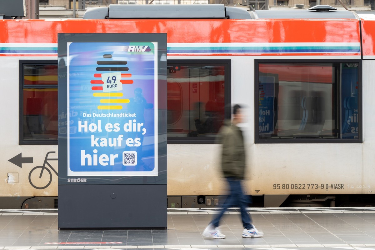 01.05.2023, Hessen, Frankfurt/Main: Die Werbung f