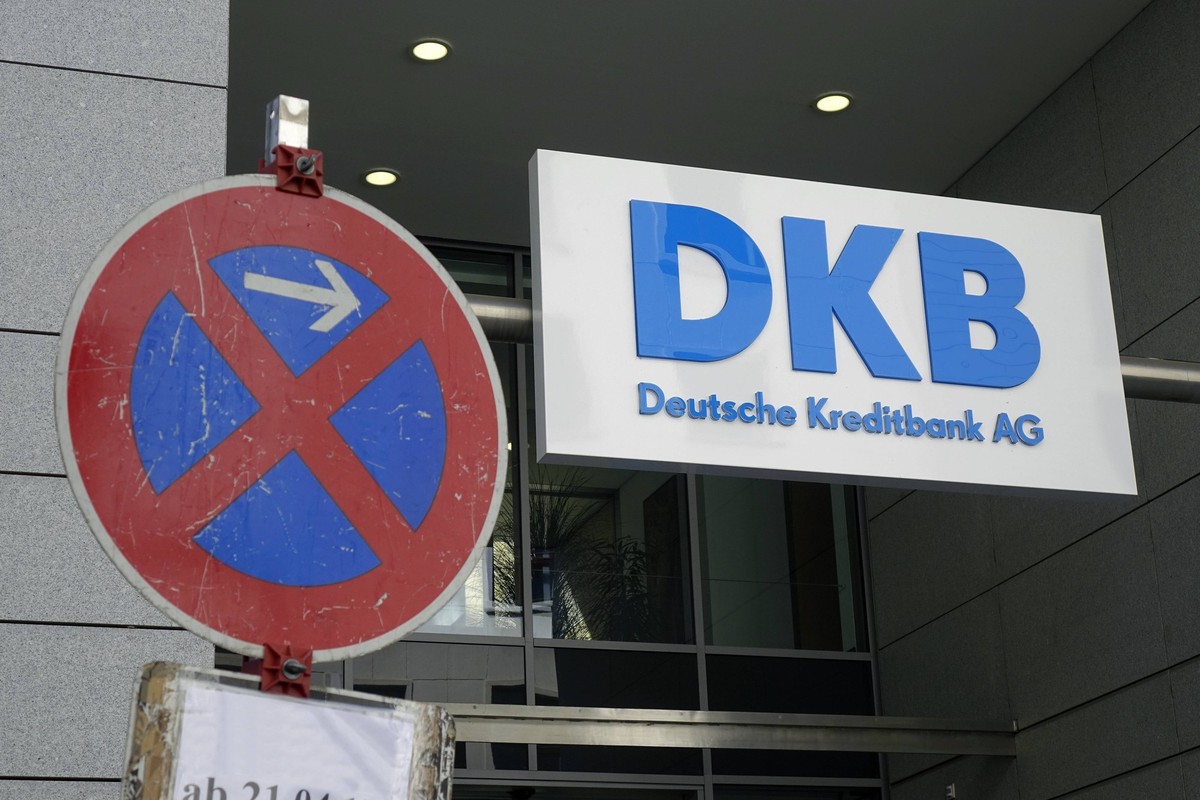 20.04.2017, Mitte, Taubenstrasse, Berlin, Verkehrsschild und Bank, Bank, DKB, Deutsche Kreditbank AG, Kredite, Bank, Deutsche Kreditbank, Verkehrsschild, Halteverbot, Verbotsschild

20 04 2017 centr ...