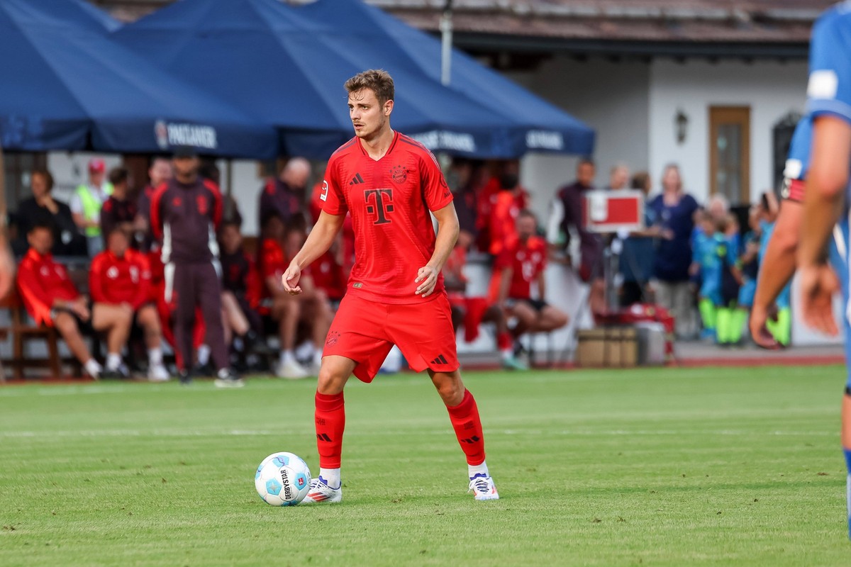 Josip Stanisic FC Bayern Muenchen, 44 mit Ball, FC Rottach-Egern vs. FC Bayern Muenchen, Fussball, Bundesliga, Testspiel, Saison 24/25, 24.07.2024, DFL REGULATIONS PROHIBIT ANY USE OF PHOTOGRAPHS AS I ...