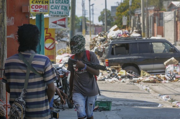 ARCHIV - 11.03.2024, Haiti, Port-au-Prince: Bewaffnete Mitglieder der Bande G9 and Family stehen an ihrer Straßensperre im Viertel Delmas 6 in Port-au-Prince, Haiti. (zu dpa: «UN-Bericht zu Haiti: Lag ...
