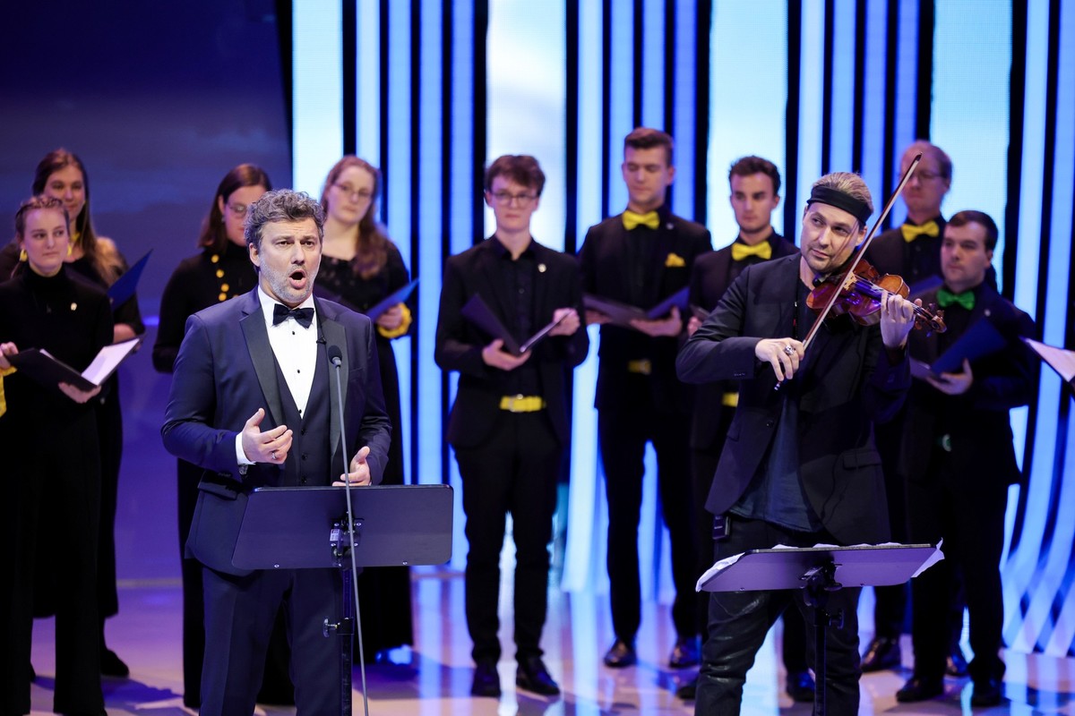 02.12.2023, Hamburg: Fu�ball: EM, Auslosung in Hamburg, Elbphilharmonie.�S�nger Jonas Kaufmann (l) und Geiger David Garrett stehen auf der B�hne. Foto: Christian Charisius/dpa +++ dpa-Bildfunk +++