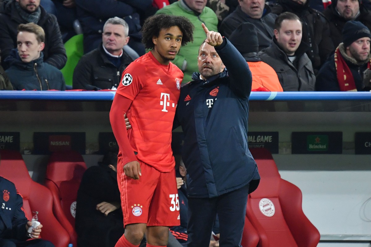 Hans Dieter Flick Hansi ,Trainer Bayern Muenchen mit Joshua ZIRKZEE Bayern Muenchen vor Einwechslung, Gestik,gibt Anweisungen, FC Bayern Muenchen -Tottenham Hotspur 3-1, Fussball Champions League,Grup ...