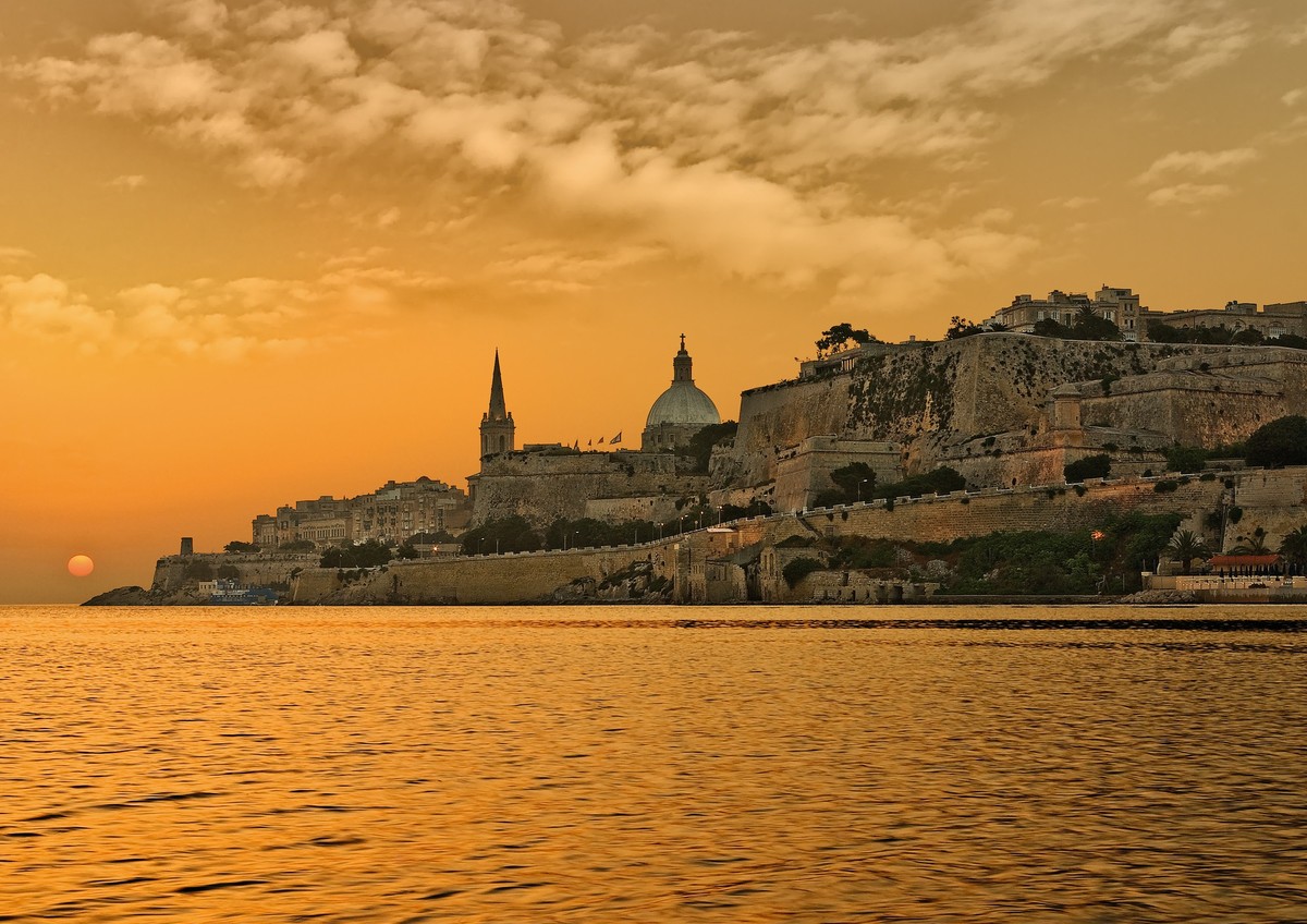 HANDOUT - Museen, Paläste, Kirchen: Valletta bietet alles - auch romantische Sonnenaufgänge. Foto: viewingmalta.com/dpa-tmn - ACHTUNG: Nur zur redaktionellen Verwendung im Zusammenhang mit dem genannt ...