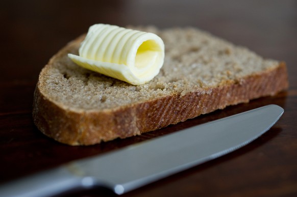 ARCHIV - Zum Themendienst-Bericht von Katja Sponholz vom 2. Januar 2023: Die Vorlieben sind unterschiedlich: Der eine schw�rt auf Butter, die andere streicht sich ausschlie�lich Margarine auf Brot. Fo ...