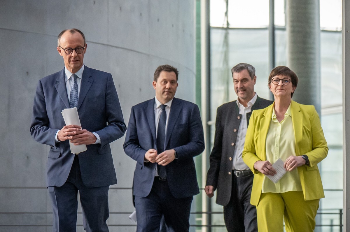 08.03.2025, Berlin: Friedrich Merz, Unions-Kanzlerkandidat und CDU Bundesvorsitzender, Lars Klingbeil, SPD-Bundesvorsitzender und SPD Fraktionsvorsitzender, Markus Söder, (CSU), Ministerpräsident von  ...