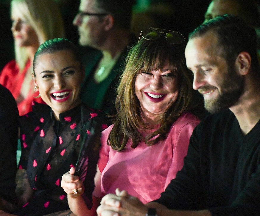 06.07.2018, Berlin: Thomas Hayo (l-r), Sophia Thomalla, Simone Thomalla und Silvio Heinevetter sitzen in der Front Row während der Show des Labels Michalsky bei der Stylenite unter dem Motto &quot;Dre ...