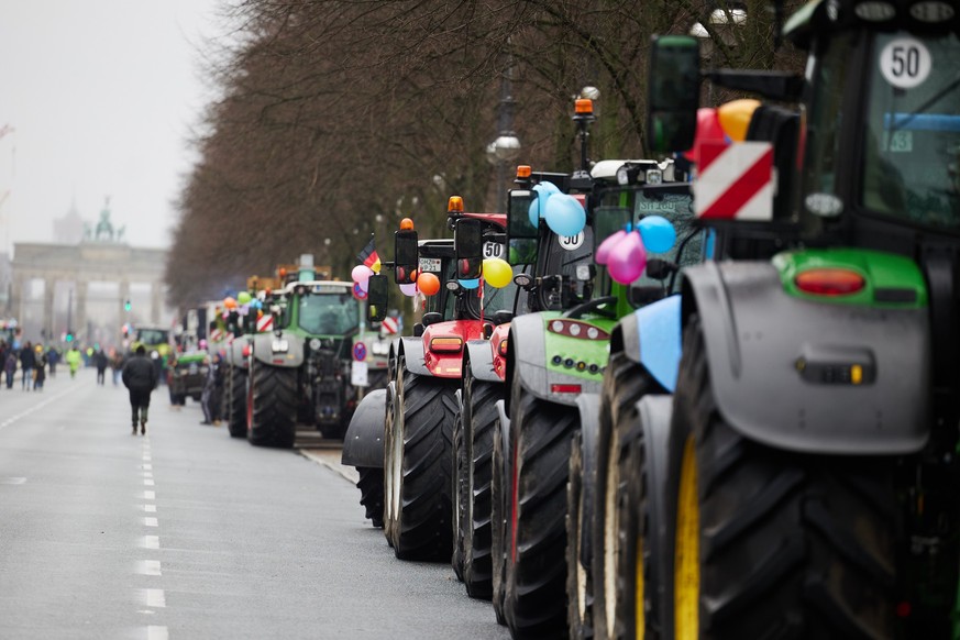 13.01.2024, Berlin: Landwirte stehen mit ihren Traktoren auf der Stra