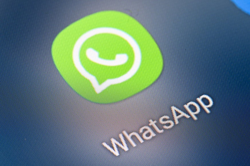ARCHIV - 21.01.2022, Berlin: Auf dem Bildschirm eines Smartphones sieht man das Icon der App Whatsapp. Bei Whatsapp sind am Dienstag weitreichende technische St