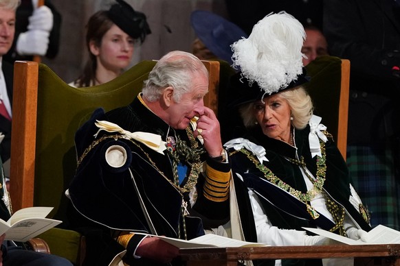 05.07.2023, Gro�britannien, Edinburgh: K�nig Charles III. und K�nigin Camilla unterhalten sich w�hrend des nationalen Dankes- und Widmungsgottesdienstes f�r K�nig Charles III. und K�nigin Camilla und  ...