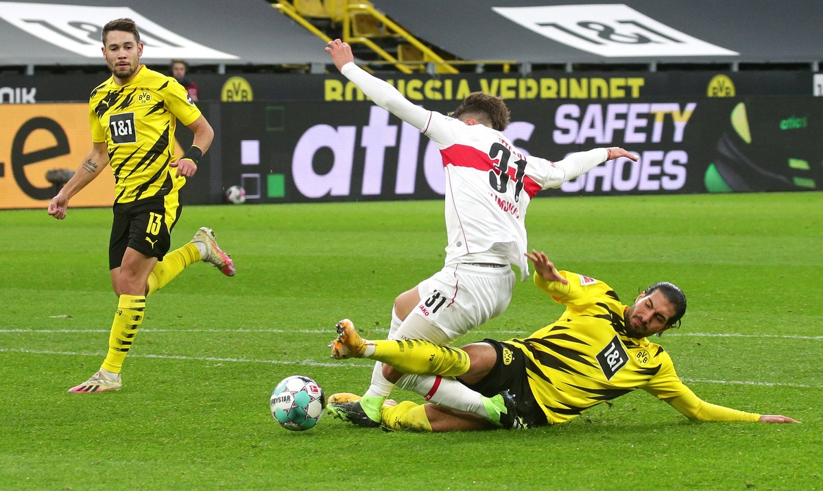 Sport Bilder des Tages Fu�ball Bundesliga Borussia Dortmund vs. VfB Stuttgart Foul im Strafraum, Elfmeter v.l. Mateo Klimowicz VfB, Emre Can BVB Dortmund , Bundesliga , Borussia Dortmund vs, VfB Stutt ...