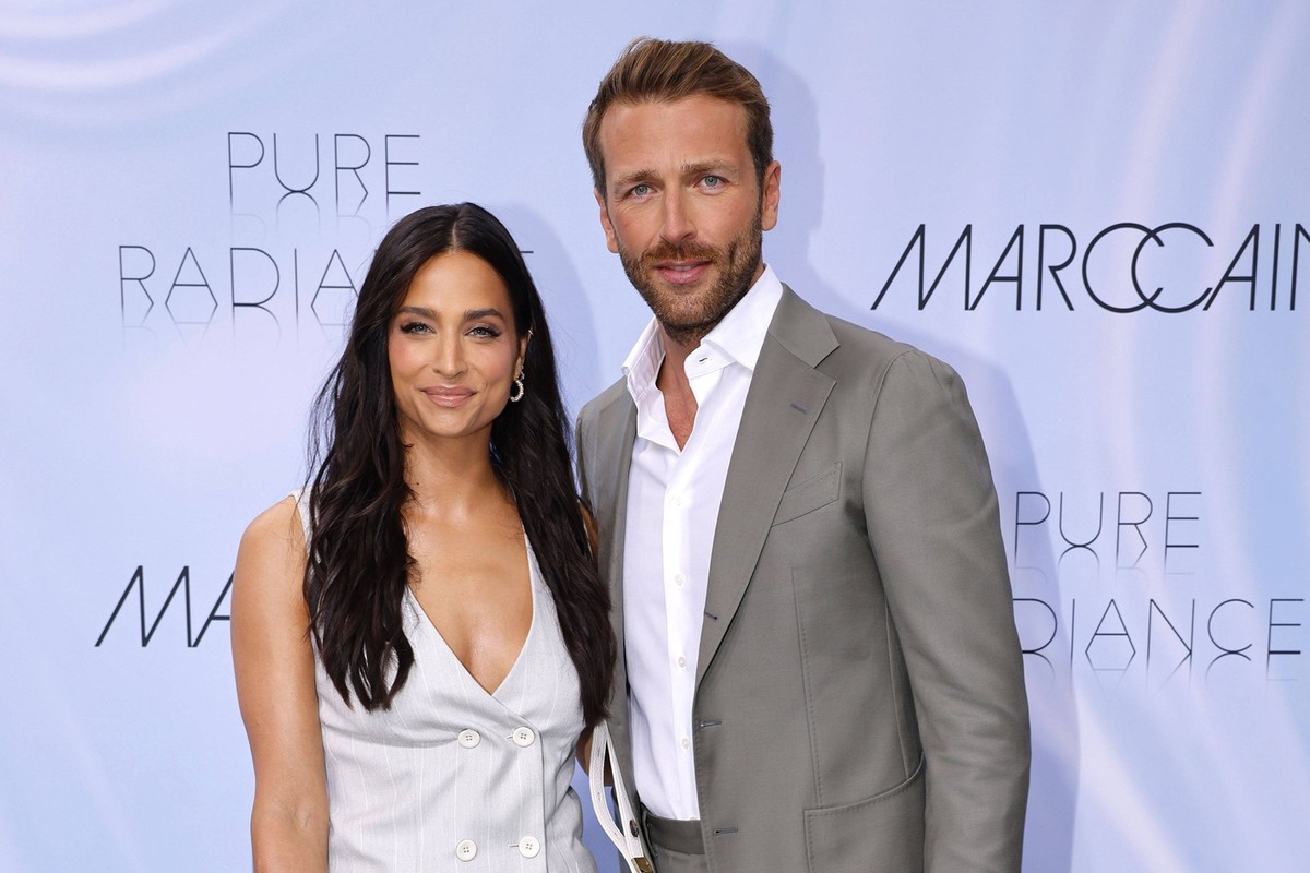 Entertainment Bilder des Tages Amira Pocher und Christian Dueren bei der Marc Cain Pure Radiance Modenschau am 2.07.2024 im Rahmen der Fashion Week Berlin im Kolonnade mit Triumphtor am Neuen Palais i ...