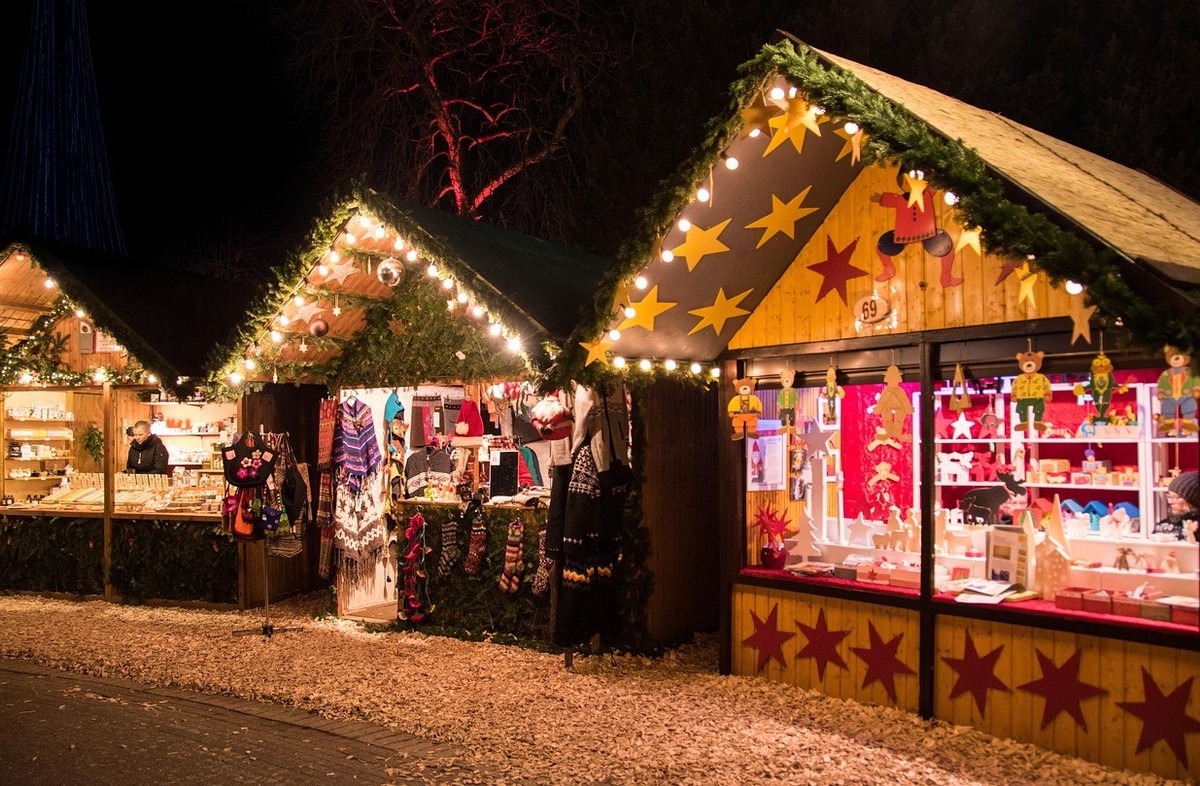 Viele Lichter und ein gemütliches Ambiente machen einen schönen Weihnachtsmarkt aus (Symbolbild).