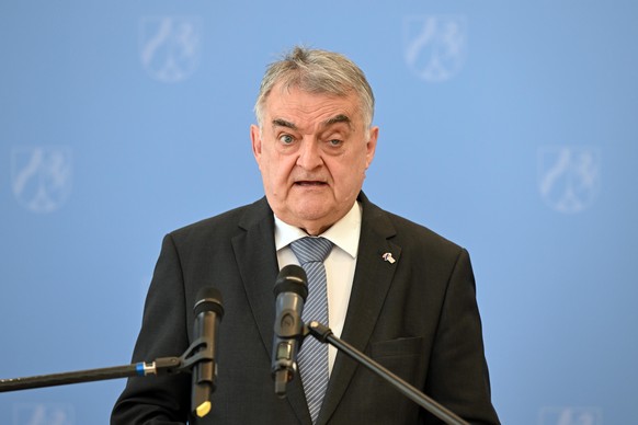 Laut Herbert Reul (CDU), Innenminister von Nordrhein-Westfalen, wurden bei dem terrorverdächtigen Schüler rechtsextreme Schriftstücke gefunden.