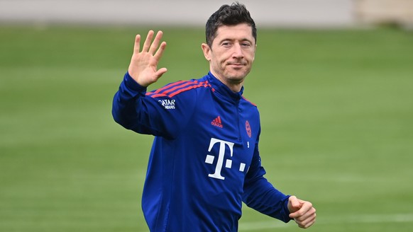 ARCHIVFOTO: Lewandowski spricht Klartext &quot;Meine Geschichte beim FC Bayern ist vorbei&quot; Robert LEWANDOWSKI (Bayern Muenchen), Gestik,winkt,winken,Abschied. Aktion,Einzelbild,angeschnittenes Ei ...