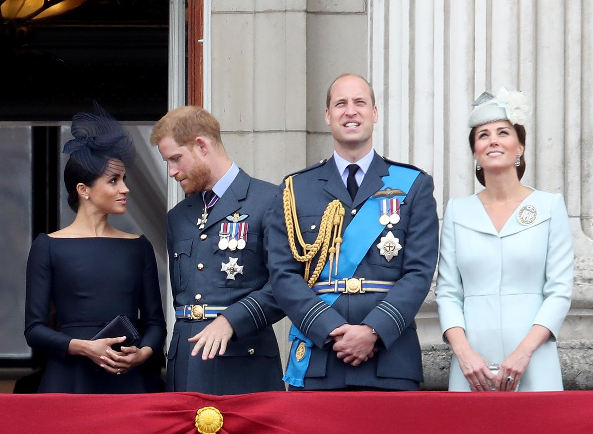 LONDON, ENGLAND - JULY 10: (L-R) Meghan, Duchess of Sussex, Prince Harry, Duke of Sussex, Prince William, Duke of Cambridge and Catherine, Duchess of Cambridge watch the RAF flypast on the balcony of ...