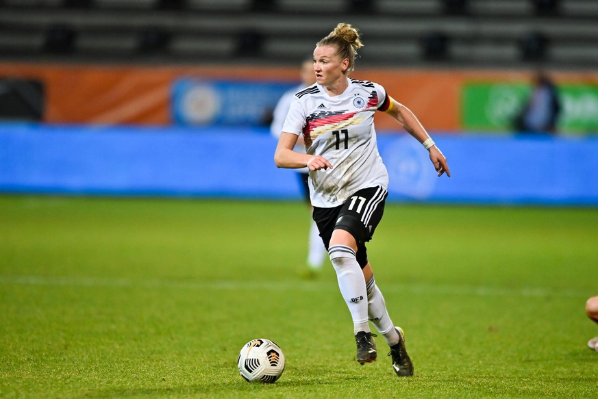 Alexandra Popp DFB-Frauen,11 im Vorwaertslauf mit Ball, 2/24/2021, Venlo Niederlande, Fussball, Three Nations One Goal, Niederlande - Deutschland, DFB/DFL REGULATIONS PROHIBIT ANY USE OF PHOTOGRAPHS A ...