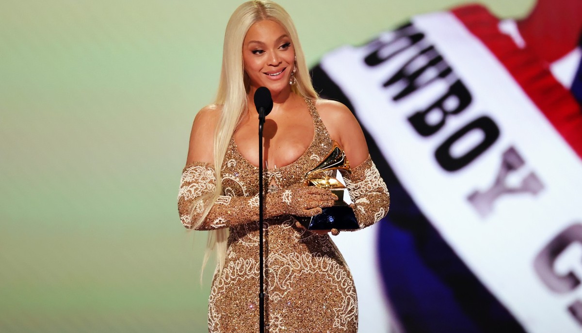 LOS ANGELES, CALIFORNIA - FEBRUARY 02: Beyoncé accepts the Best Country Album award for &quot;COWBOY CARTER&quot; onstage during the 67th Annual GRAMMY Awards at Crypto.com Arena on February 02, 2025  ...